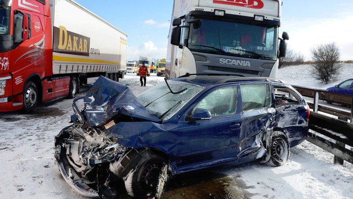Česko bojuje se sněhem, na Pražském okruhu bouralo 30 aut