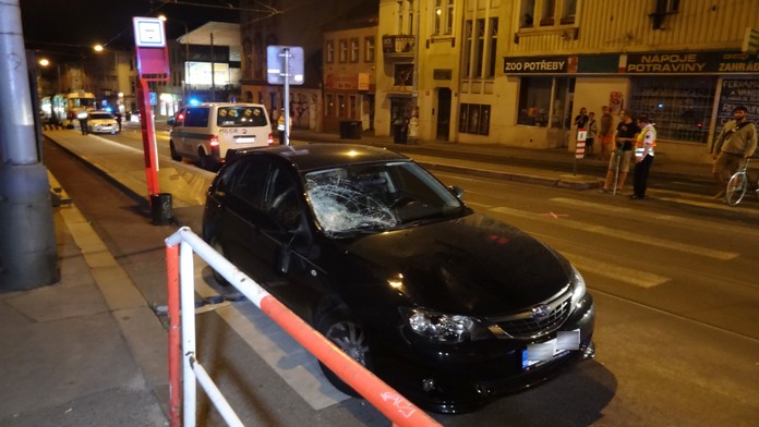 Mladík v subaru srazil ženu na přechodu a ujel. Pak se vrátil a dostal pouta
