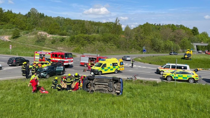 Nehoda na Náchodsku: Při srážce dvou aut se zranilo pět lidí