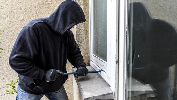 Peníze, stravenky, prodlužovačky. Fantom obecních úřadů bral vše