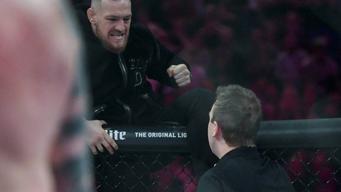 Další McGregorův zkrat: Skočil do klece a chtěl se rvát se sudím!