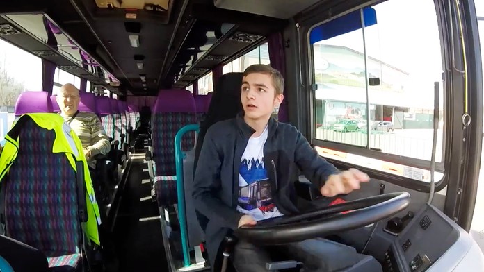 VIDEO: Šestnáctiletý kluk sedl za volant autobusu! Všichni jen zírali