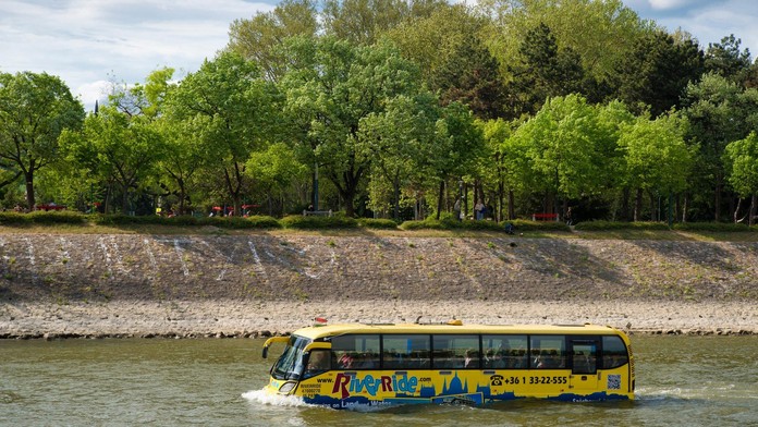 Obojživelný autobus se zasekl v Dunaji! Turisty museli evakuovat