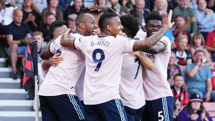 Arsenal pokračuje ve strhující jízdě a jde do čela tabulky. Vyhrál i Tottenham