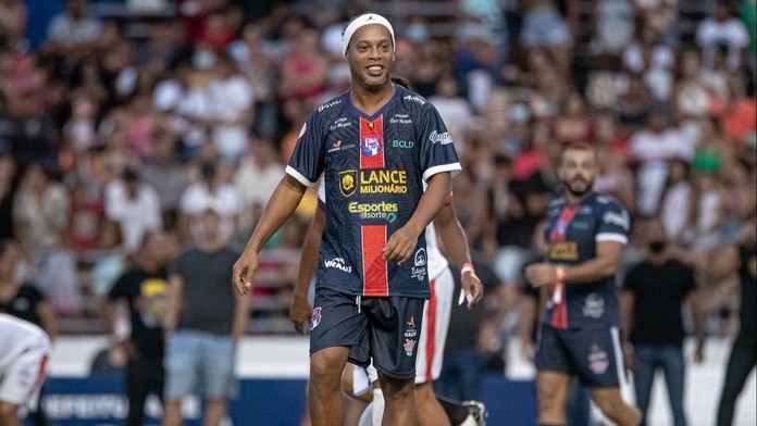 Ronaldinho to má stále v noze. V charitativním zápase zesměšnil brankáře