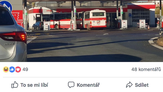 FOTO: Autobus si zkrátil cestu benzínkou. Autor fotky to schytal!