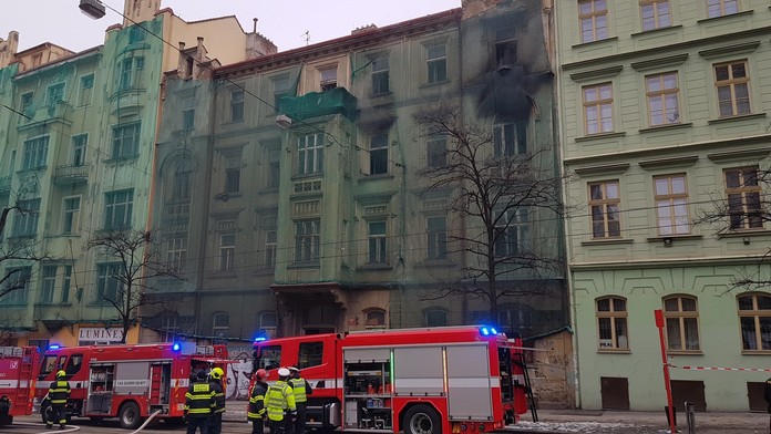 V centru Prahy hořel dům. Zásah hasičů blokoval provoz tramvají