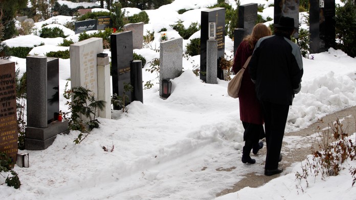 Senior chtěl na hřbitově ukrást urny. Házel je přes zeď