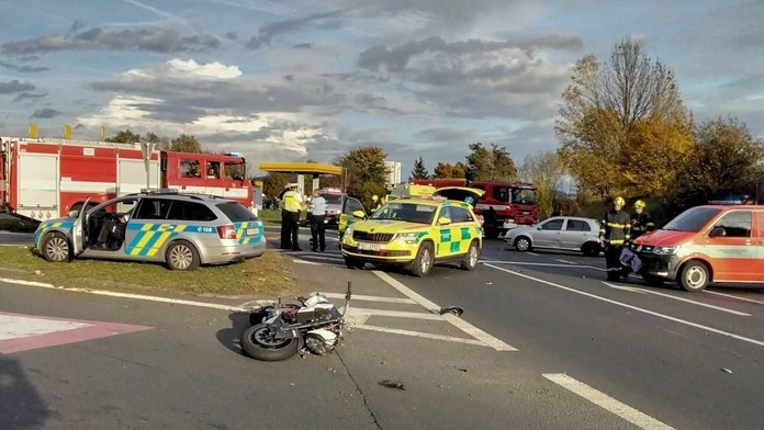 Tragická nehoda na Ústecku. Řidič motorky po srážce s autem přišel o život