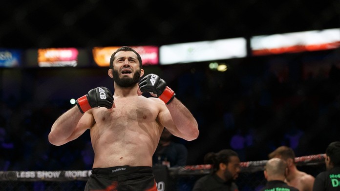 Bývalý zápasník MMA zatčen! V Česku kradl luxusní auta