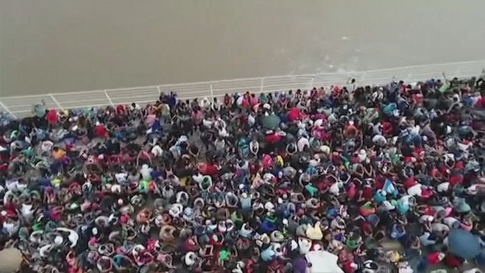 VIDEO: Uprchlíci ze střední Ameriky byli zastaveni na mexických hranicích