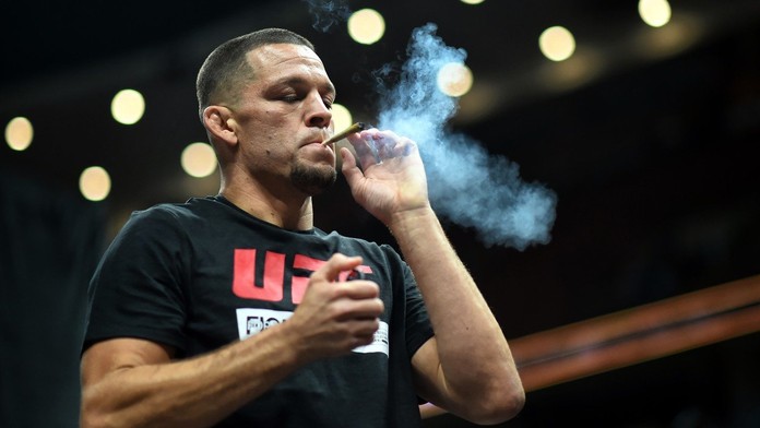 Velký návrat do UFC s příchutí marihuany! Diaz hulil před fanoušky