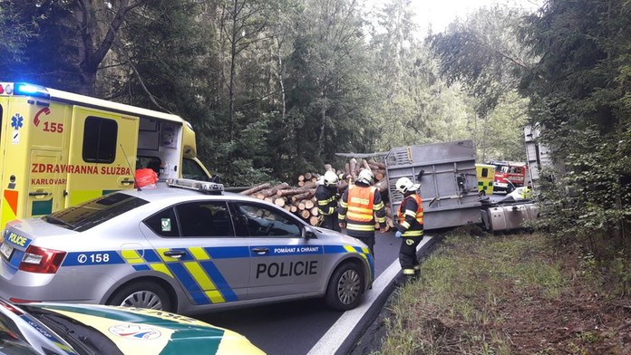 Auto po nehodě zasypaly klády! Zraněného řidiče museli vyprostit hasiči