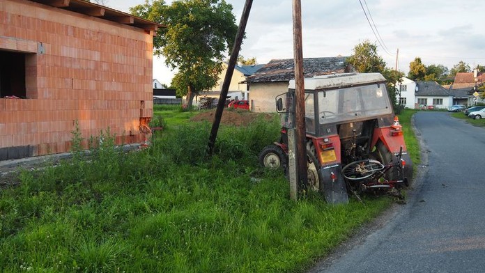 Opilý mladík bez řidičáku boural s traktorem. Zranil ženu s dítětem