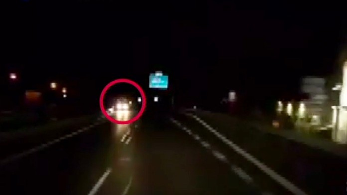 Další hazardér u Liberce. Ze tmy se vyřítil v protisměru! VIDEO