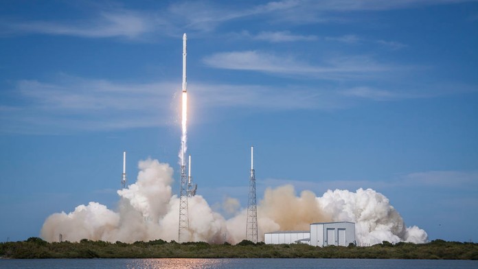 SpaceX opět slaví, Falcon vynesl do vesmíru deset satelitů