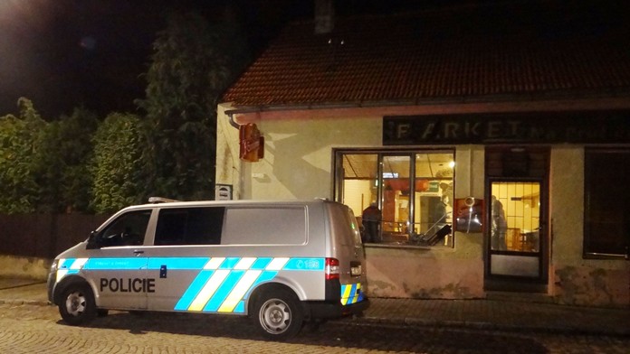 Zkopali mě do krve, pak se smáli, popsala žena bitku v baru v Praze