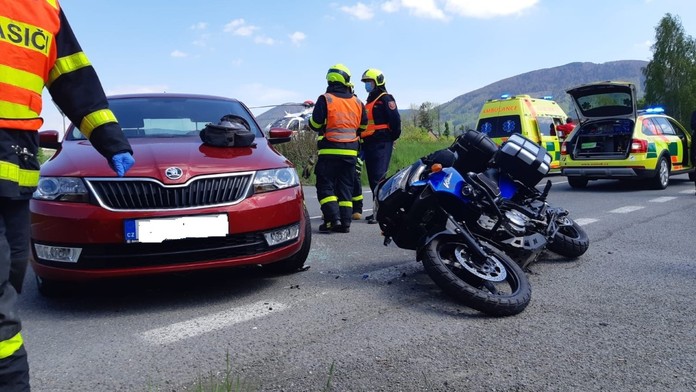 Při nehodě se vážně zranila posádka motorky, ženu odvážel vrtulník!