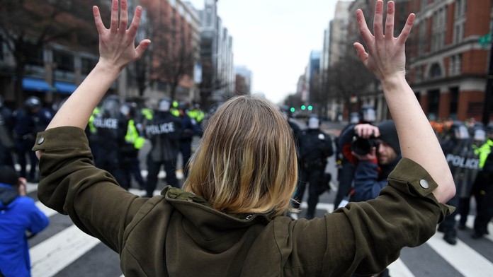 Protesty proti Trumpovi rozháněli těžkooděnci, zadrželi přes 200 lidí