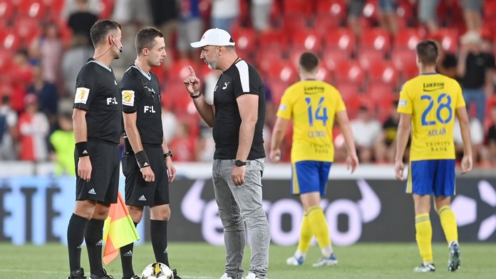 Za chyby se pyká. FAČR tvrdě potrestala sudího Černého i jeho kolegu u videa