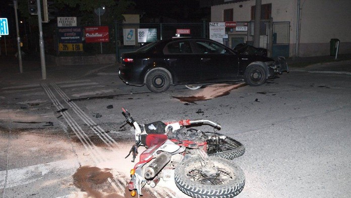 BOURAČKA! Motorkář se srazil s osbním autem, řidič vozu z místa utekl...