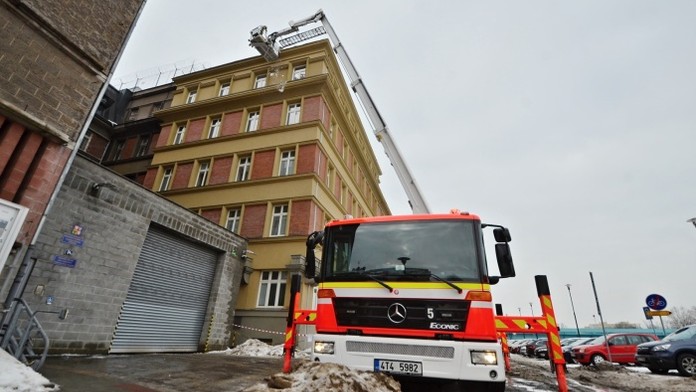 Dejte pozor na padající led a rampouchy ze střech, varují hasiči