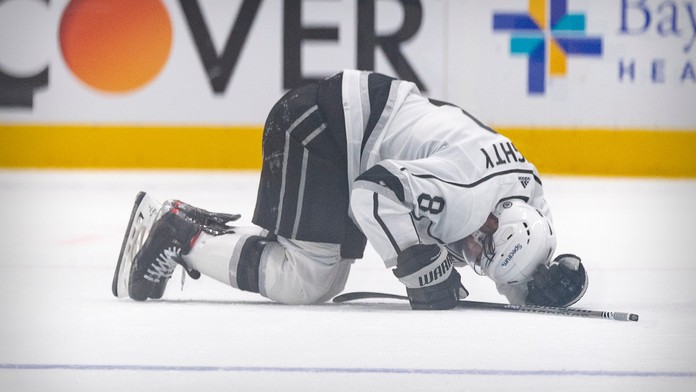 Šílený faul v NHL. Elitní obránce skončil v bolestech, možná přijde o olympiádu