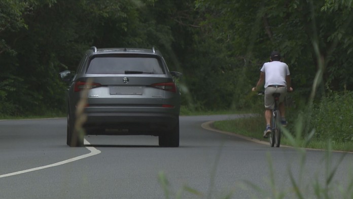 Nevraživost mezi cyklisty a motoristy: 80 % Čechů by uvítalo více ohleduplnosti
