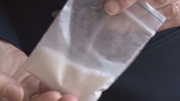 Zaměstnanci roudnického supermarketu našli kokain. Byl ukrytý v bedně s ovocem