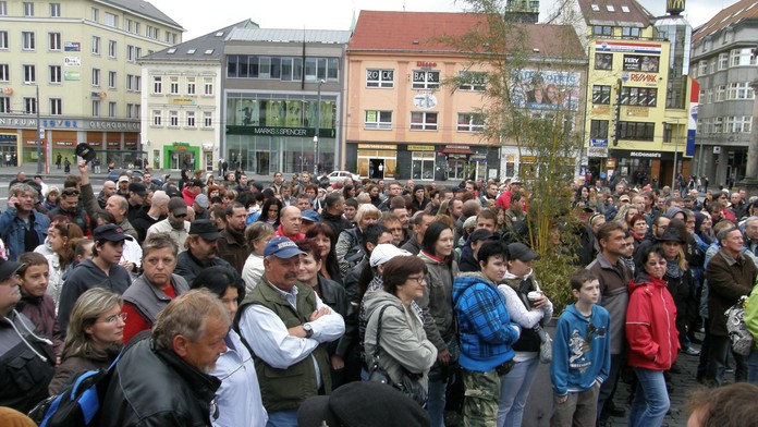 Na demonstranty ve Varnsdorfu Romové pokřikovali z ubytovny