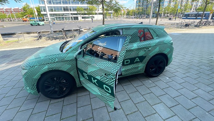 Nová elektrická Škoda Elroq se už prohání po silnicích. Kamufláž brzy shodí