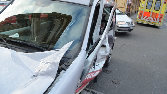 KOMPLIKACE V DOPRAVĚ: Nehoda tramvaje na Smíchově a hromadná nehoda na D1!