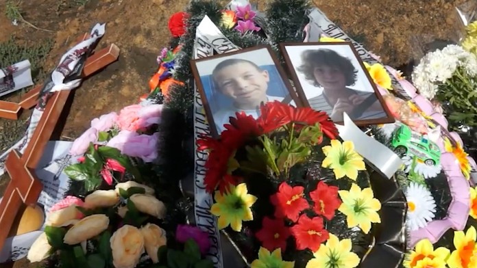 Velká tragédie na Ukrajině. Děti se udusily v truhle. Měly si hrát na schovku