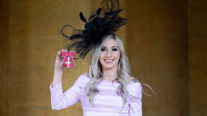 Získala titul od prince Williama. Na MS v šipkách jede i kráska Sherrocková