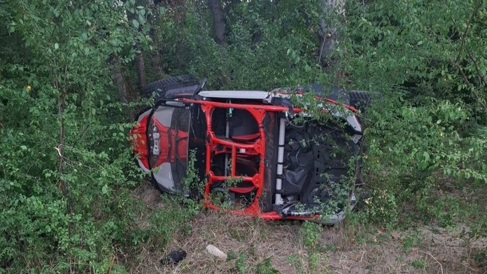 Čtyřkolka, ze které desetiletá dívenka vypadla