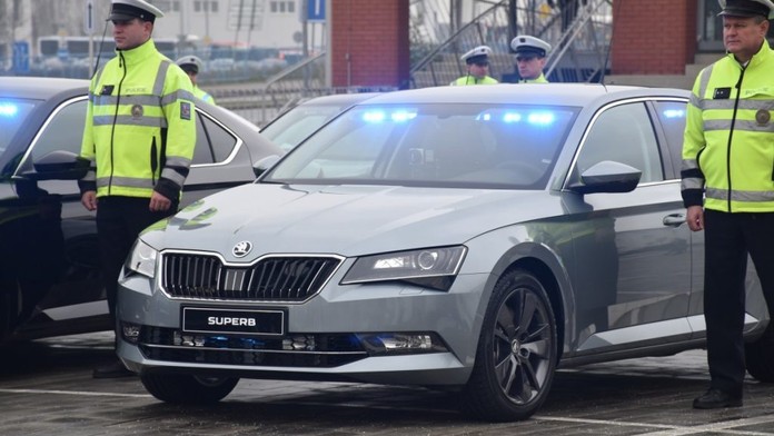 Pozor! Poradíme vám, jak poznáte policejní Škody Superb!