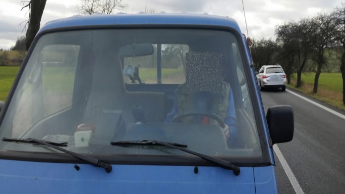 Řidič dodávky vybržďoval osobní auto. Mířil na druhého pistolí