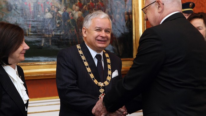 Klaus dal Řád bílého lva Kaczynskému. Rokovali o EU