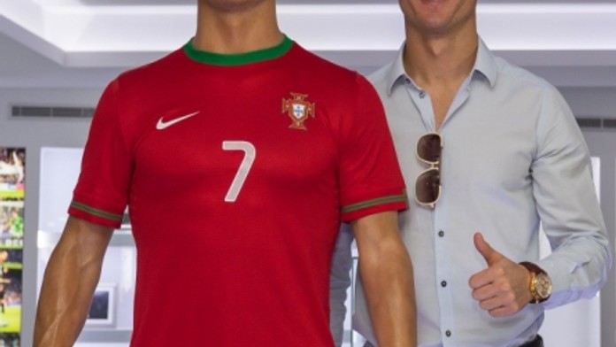 Ronaldo se stará o dva účesy! Posílá kadeřníka k figuríně