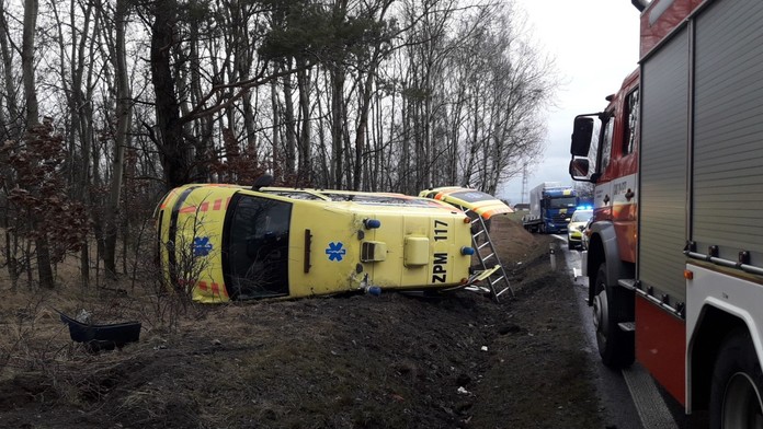 Sanitka vezla pacienta, vyletěla ze silnice! Posádka skončila v nemocnici