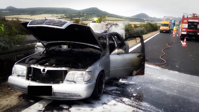 Hořící auto zablokovalo dálnici D5. Posádka stihla utéct, tvořily se kolony