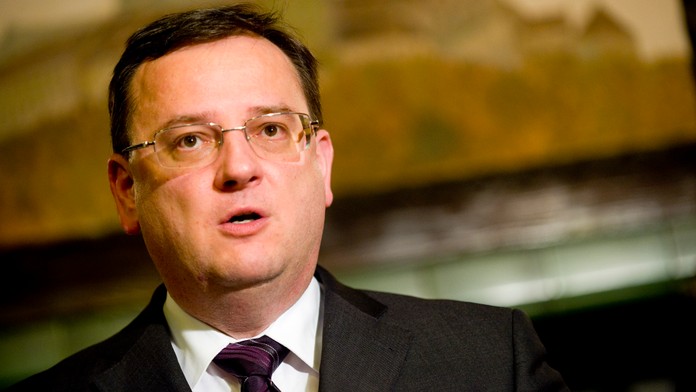 KOMENTÁŘ: Nečasův kabinet přežije, koalice se bojí předčasných voleb