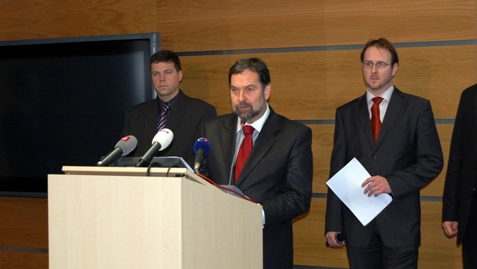 Nehorázné platy ministerských náměstků: Brali i 350 tisíc korun měsíčně