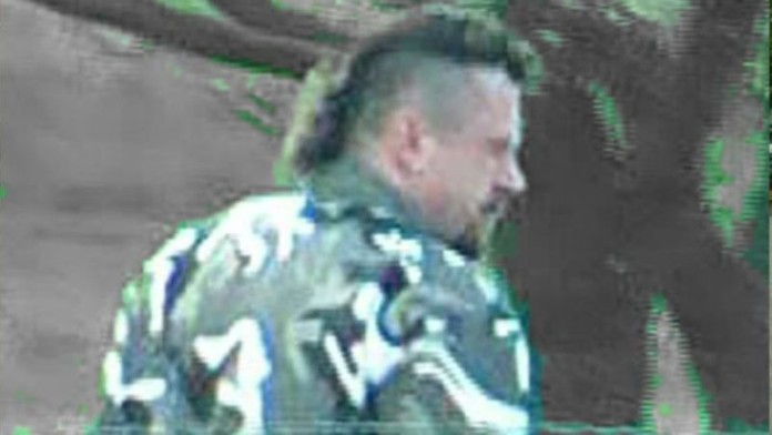 Poznáte ho? Policie žádá o pomoc při pátrání po nebezpečných lupičích