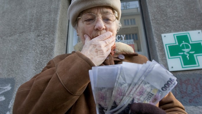 Pozor! Před Vánocemi se mění termín výplaty důchodů