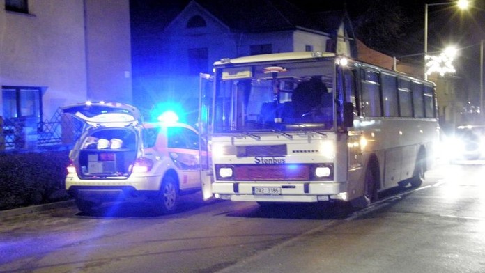 Autobus srazil chodce. Ten zemřel