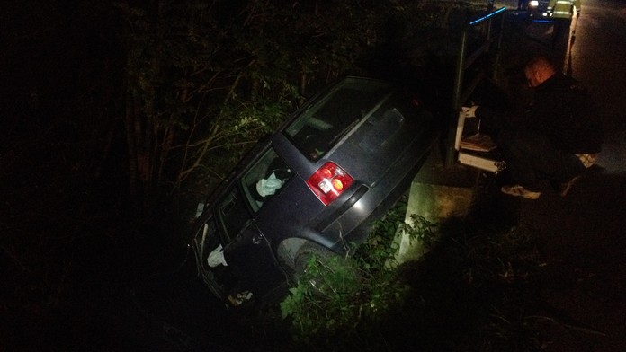 Auto skončilo po nehodě na Benešovsku v potoce!