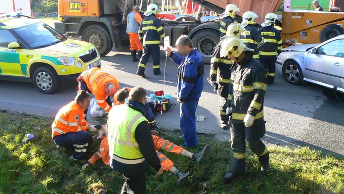 SMRT SILNIČÁŘE (48): Osobní auto ho při práci přimáčklo na stavební stroj!