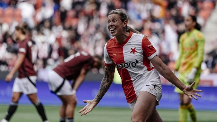 Slavící fotbalistka Slavie Kateřina Svitková