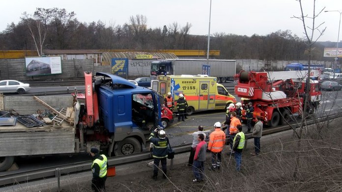 Po nehodě dvou kamionů na Jižní spojce se kolony rozjíždí